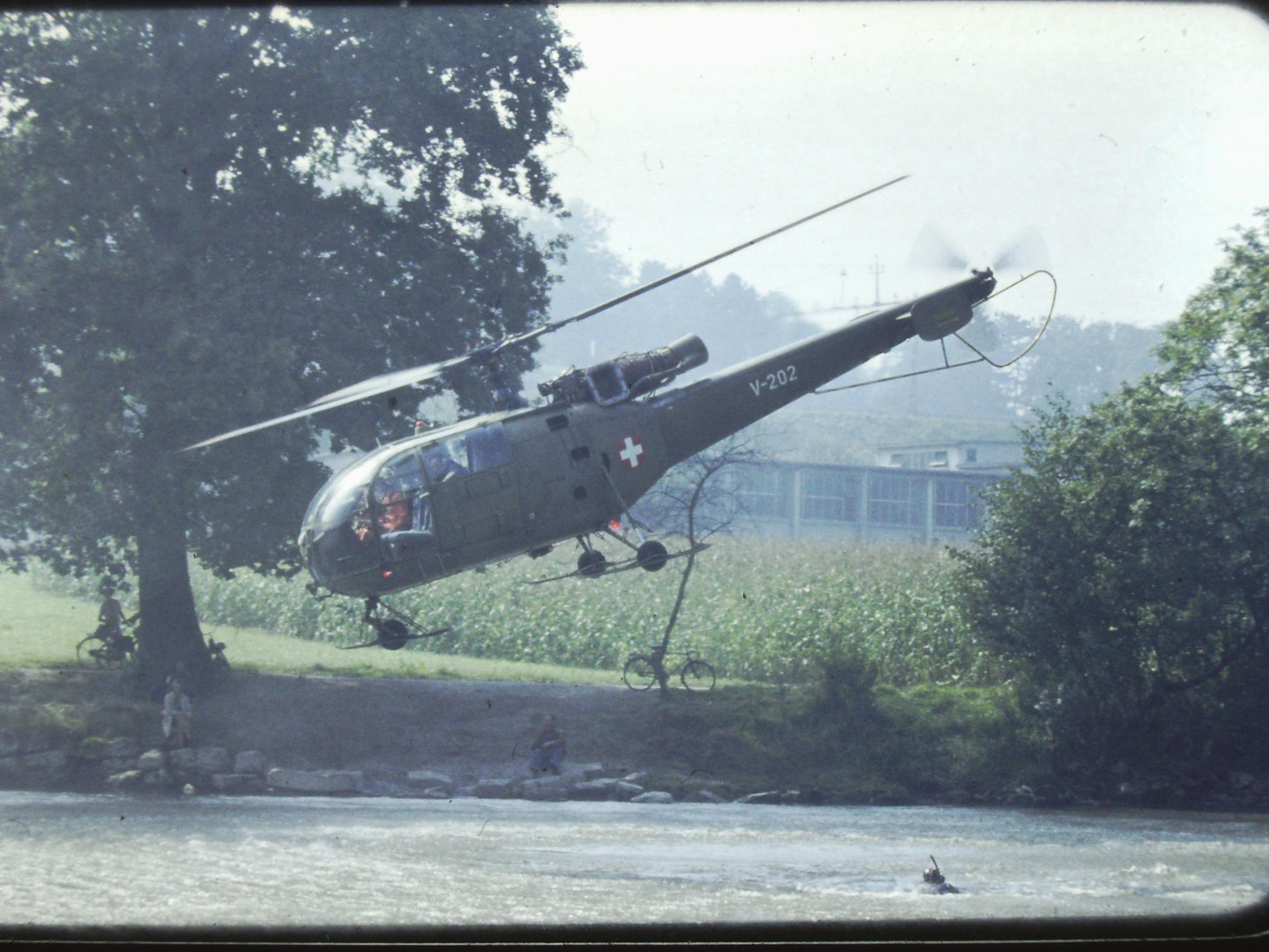 Ein Alouette-Helikopter dreht ab nach dem Absetzen eines Armeetauchers.