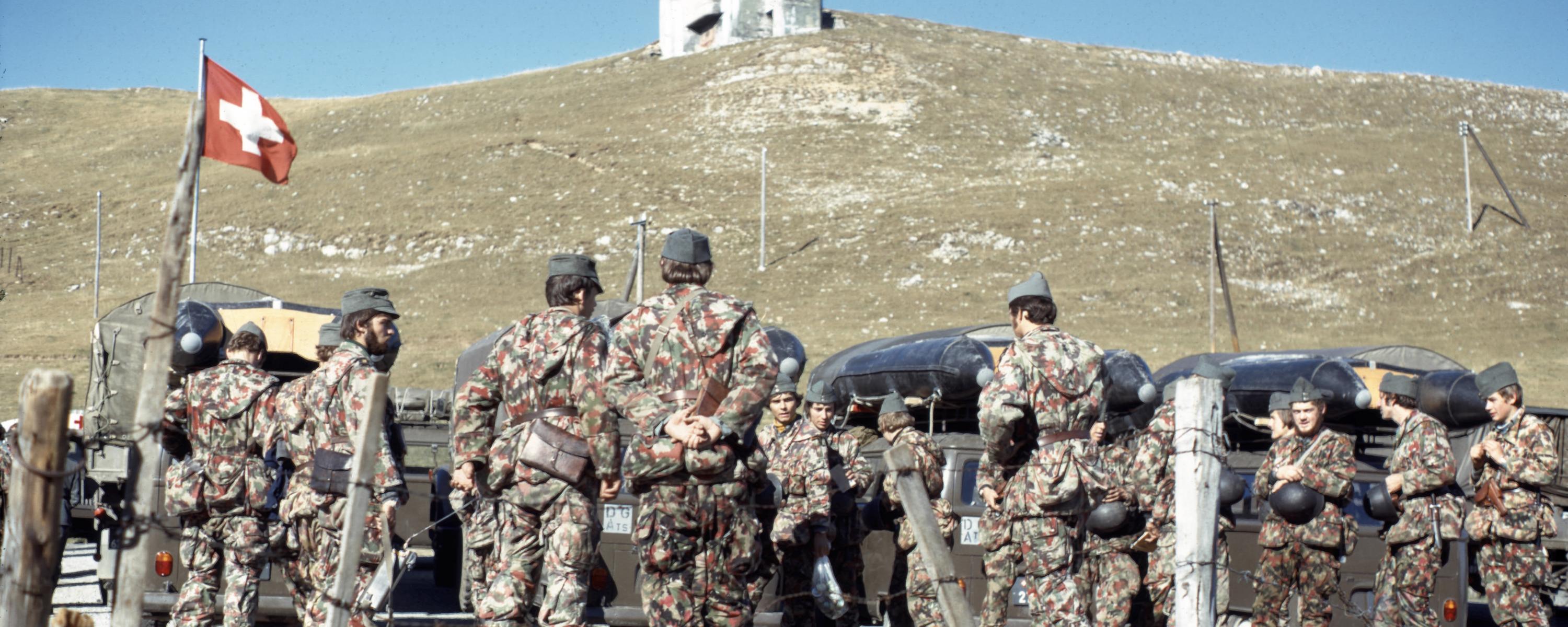 Armeetaucher bei der Vorbereitung zum Bergseetauchen