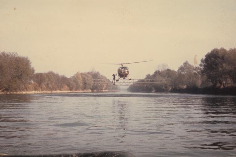 Absprung eines Armeetauchers aus einem Helikopter.